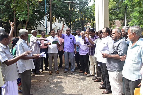 போராட்டத்தில் ஈடுபட்ட அரசு ஊழியர்கள், ஆசிரியர்கள் - கோப்புப் படம்