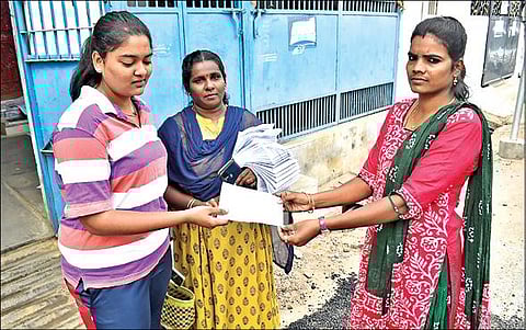 ஈரோடு கிழக்கு தொகுதி வாக்காளர்களுக்கு வீடு, வீடாகச் சென்று ‘பூத் சிலிப்’ வழங்கும் பணியில் தேர்தல் அலுவலர்கள் ஈடுபட்டனர்.