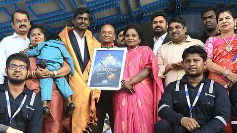 மாமல்லபுரம் அடுத்த பட்டிபுலம் கடற்கரையோரம் நடைபெற்ற ராக்கெட் ஏவும் நிகழ்ச்சியில் பேசிய இஸ்ரோ விஞ்ஞானி மயில்சாமி அண்ணாதுரை. அருகில் தெலங்கானா ஆளுநர் தமிழிசை உள்ளிட்டோர்.