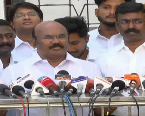 செய்தியாளர்களிடம் பேசிய ஜெயக்குமார்