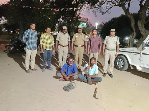 சேலம் குரும்பப்பட்டியில் வன விலங்கை வேட்டையாட முயன்ற சங்கர், பச்சியப்பன் இருவரை வனத்துறை அதிகாரிகள் கைது செய்தனர்.
