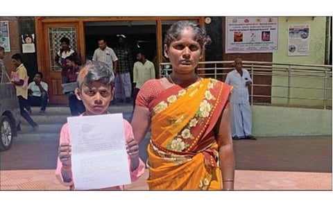 விழுப்புரம் ஆட்சியர் அலுவல கத்திற்கு மனு கொடுக்க வந்த ராஜேஸ்வரி, அவரது மகன் ராகுல்.