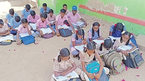 தூத்துக்குடி | பள்ளி செல்ல பேருந்து வசதி இல்லாததால் குழந்தைகளை பள்ளிக்கு அனுப்பாமல் பெற்றோர் போராட்டம்