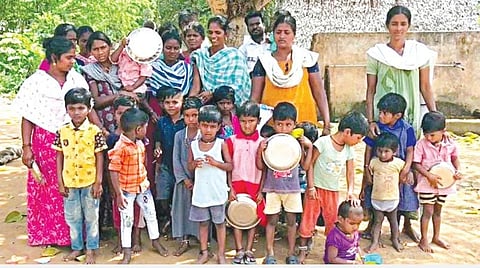 கறம்பக்குடி அருகே பட்டத்திக்காடு ஊராட்சி காக்கைக்கோன் தெருவில்  கட்டிடம் இல்லாமல் மரத்தடியில் செயல்படும் அங்கன்வாடி.