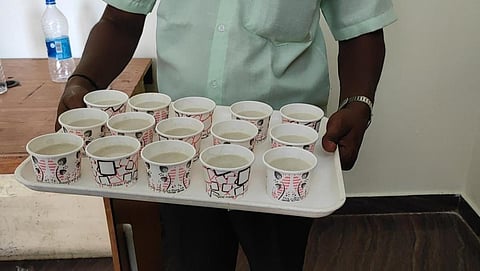 விவசாய குறைதீர் கூட்டத்தில் டீ, காபிக்கு பதிலாக இனி ‘சிறுதானிய பால் கஞ்சி' வழங்கப்பட்டது | படம்: எஸ்.கிருஷ்ணமூர்த்தி