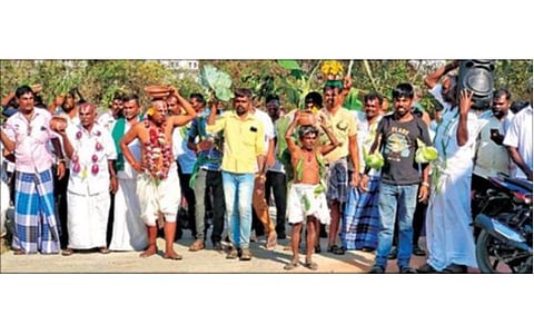 சிப்காட் அமைக்க எதிர்ப்பு தெரிவித்து, உத்தனப்பள்ளியில் இருந்து சூளகிரிக்கு,காய்கறி மாலை அணிந்தபடி நடைபயணமாக வந்த விவசாயிகள்.