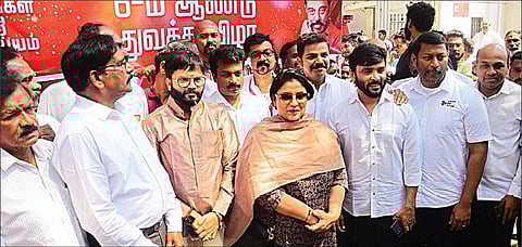 மக்கள் நீதி மய்யம் கட்சியின் 6-ம் ஆண்டு தொடக்க விழாவை முன்னிட்டு, கட்சியின் நிர்வாகக் குழு உறுப்பினர் ப்ரியா சென்னை ஆழ்வார்பேட்டை தலைமை அலுவலகத்தில் கட்சிக் கொடியை ஏற்றி வைத்தார். நிர்வாகிகள், தொண்டர்கள் உடனிருந்தனர். படம்: பு.க.பிரவீன்