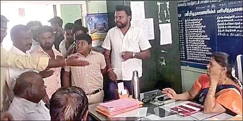 ஒட்டன்சத்திரம் க.ரெ அரசு மாதிரி அரசு மேல்நிலைப் பள்ளியில் தலைமை ஆசிரியர் நிர்மலாவிடம் வாக்குவாதம் செய்த மாணவனின் உறவினர்கள்.