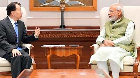 ஆசிய வளர்ச்சி வங்கியின் தலைவர் மாசாத்சுகு அசாகவா, பிரதமர் நரேந்திர மோடி