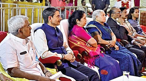 சிதம்பரம் நாட்டியாஞ்சலி நிறைவு விழாவில் பங்கேற்ற ஆளுநர் ஆர்.என்.ரவி நாட்டிய நிகழ்வுகளை ரசித்துப் பார்த்தார்.  