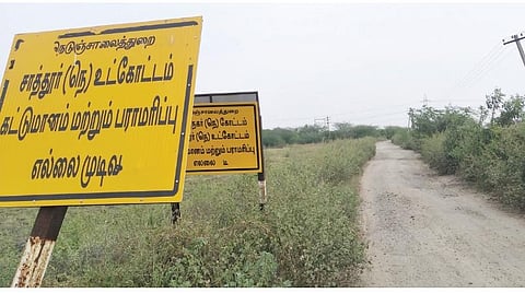 தூத்துக்குடி, விருதுநகர் மாவட்டங்களின் எல்லைப் பிரச்சினையால் பராமரிக்கப்படாத சாலை