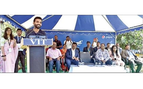 வேலூர் விஐடி பல்கலைக்கழகத்தில் நடைபெற்ற ரிவேரா-23 கலை திருவிழாவை தொடங்கி வைத்து பேசும் கிரிக்கெட் வீரர் ரஹானே. அருகில், விஐடி துணை தலைவர்கள் சங்கர் விசுவநாதன், ஜி.வி.செல்வம் உள்ளிட்டோர்.படம்: வி.எம்.மணிநாதன்.