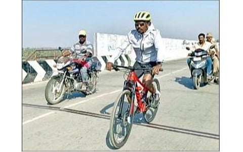 மிதிவண்டியில் சென்ற திருப்பத்தூர் எஸ்.பி., டாக்டர் பாலகிருஷ்ணன்.