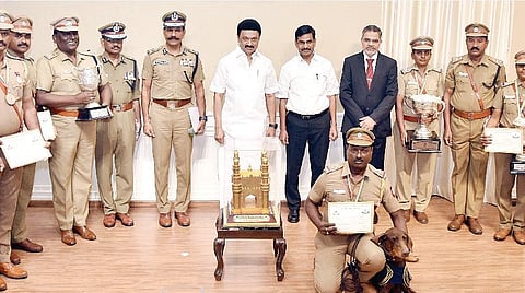 மத்தியப் பிரதேச மாநிலம், போபாலில் நடைபெற்ற 66-வது அகில இந்திய காவல் திறனாய்வு போட்டியில் ஒட்டுமொத்த சாம்பியன் பட்டம் பெற்ற தமிழ்நாடு காவல்துறை வீரர்கள் முதல்வர் மு.க.ஸ்டாலினை தலைமைச் செயலகத்தில் சந்தித்து, பதக்கங்கள் மற்றும் கேடயங்களைக் காண்பித்து வாழ்த்து பெற்றனர். உடன் தலைமைச் செயலர் வெ.இறையன்பு, உள்துறை செயலர் க.பணீந்திர ரெட்டி, டிஜிபி சைலேந்திர பாபு உள்ளிட்டோர்.