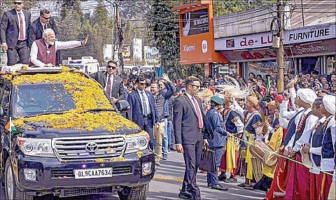 மேகாலயா சட்டப்பேரவை தேர்தல்  பிரசாரத்துக்காக நேற்று ஷில்லாங்  வந்த பிரதமர் நரேந்திர மோடியை, மக்கள் மலர் தூவி வரவேற்றனர். படம்: பிடிஐ