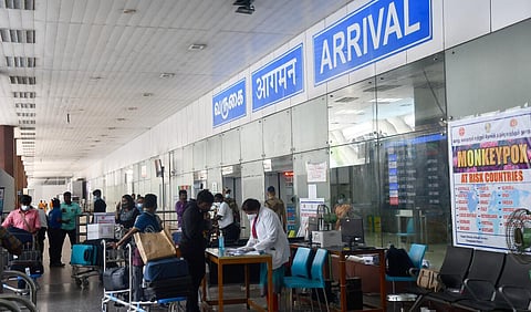 விமான நிலையத்தில் ரூ.2 கோடி தங்கம் பறிமுதல் - ஏர் இந்தியா நிறுவன ஊழியர் கைது