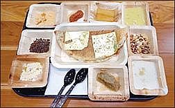 ஹைதராபாத்தில் ஆயிரம் ரூபாய்க்கு விற்பனை செய்யப் படும் தங்க தோசை.