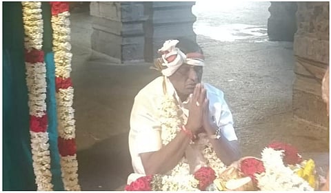 விருத்சாசலத்தில் உள்ள விருத்தகிரீஸ்வரர் கோயிலில் வழிபட்ட அதிமுக வேட்பாளர் தென்னரசு