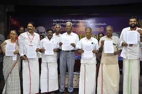 புதுச்சேரியில் நடைபெற்ற கம்யூனிஸ்ட் கட்சியின் தேசிய குழுக்கூட்டத்தில் டி.ராஜா மற்றும் முக்கிய பிரதிநிதிகள்