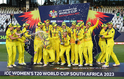 உலகக் கோப்பையுடன் ஆஸ்திரேலிய அணி வீராங்கனைகள்