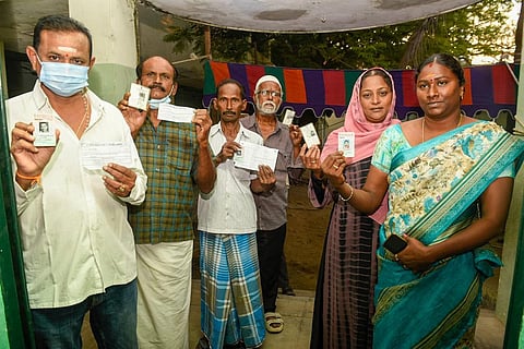 ஈரோடு கிழக்கு தொகுதி இடைத்தேர்தல் வாக்குப்பதிவு தொடங்கியது. ஈரோடு அக்ரஹாரம் மகளிர் உயர்நிலைப்பள்ளி வாக்குச்சாவடி மையத்தில் ஆர்வமுடன் வாக்களித்த வாக்காளர்கள். படங்கள் எஸ். குரு பிரசாத்