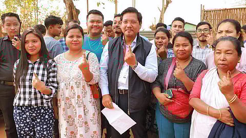 மேகாலயா முதல்வர் கே. சங்மா மற்றம் அவரது குடும்பத்தினர்