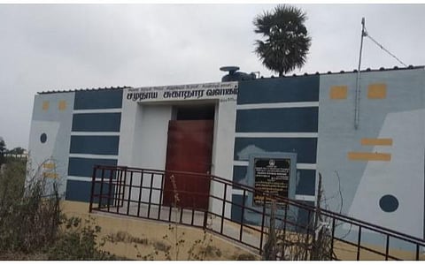 கட்டி முடிக்கப்பட்டு ஓராண்டாகியும் காரியாபட்டி அருகே காட்சிப்பொருளான சுகாதார வளாகம்: பயன்பாட்டுக்கு கொண்டுவருவது யார்?