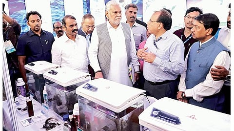 சென்னையில் நேற்று நீர்வாழ் உயிரினங்களின் நோய்களைக் கண்காணிக்கும் திட்டத்தை தொடங்கிவைத்த மத்திய மீன்வளத் துறை அமைச்சர் பர்ஷோத்தம் ரூபாலா, இணை அமைச்சர் எல்.முருகன் ஆகியோர், மீன்வளம் மற்றும் இறால் வளர்ப்புக் கண்காட்சியைப் பார்வையிட்டனர். படம்: பு.க.பிரவீன்