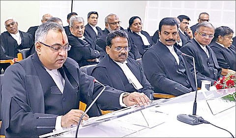 சென்னை உயர் நீதிமன்ற புதிய கூடுதல் நீதிபதியாக நியமிக்கப்பட்டுள்ள வி.லட்சுமி நாராயணனுக்கு  பொறுப்பு தலைமை நீதிபதி டி.ராஜா நேற்று பதவிப்பிரமாணம் செய்துவைத்தார். அருகில் உயர் நீதிமன்ற நீதிபதிகள். 	படம்: ம.பிரபு