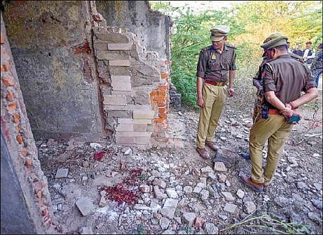 உமேஷ் பால் கொலை வழக்கில் முக்கிய குற்றவாளியாக தேடப்பட்டு வந்த அர்பாஸ்  உத்தர பிரதேச போலீஸார் நேற்று நடத்திய என்கவுன்ட்டரில் சுட்டுக் கொல்லப்பட்டார். அந்த இடத்தை பார்வையிடும் காவல் துறை அதிகாரிகள். பகுஜன் சமாஜ் கட்சியின் முன்னாள் எம்எல்ஏ ராஜூ பால் கொலை வழக்கில் முக்கிய சாட்சியாக இருந்தவர் உமேஷ் பால். படம்: பிடிஐ