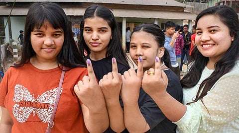 மேகாலயாவின் நாங்போ பகுதி வாக்குச்சாவடியில் முதல் முறையாக வாக்களித்த இளம்பெண்கள்.  	படம்: பிடிஐ