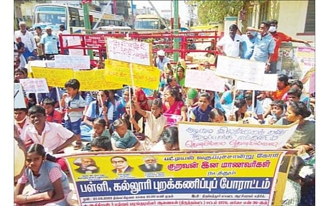 பட்டியல் இன ஜாதிச்சான்று கேட்டு திருப்பத்தூர் வட்டாட்சியர் அலுவலகம் முன்பாக நேற்று தர்ணாவில் ஈடுபட்ட மாணவ, மாணவிகள், பொதுமக்கள். படம்: ந.சரவணன்.