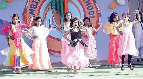 பள்ளி விழாக்களில் உடையட்டும் சடங்குகள்