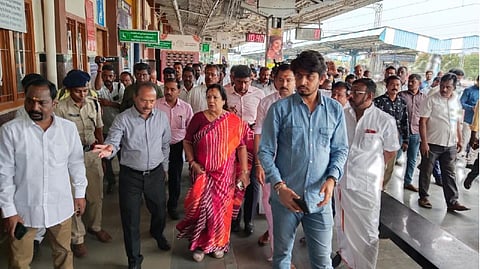 கரூர் ரயில் நிலையத்தில் ஆய்வு செய்கிறார் மத்திய ரயில்வே மற்றும் ஜவுளித்துறை இணை அமைச்சர் தர்ஷனா ஜர்தோஸ்