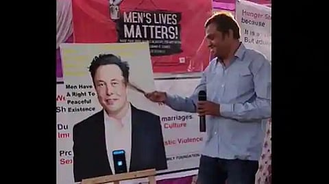 பெங்களூரு | ட்விட்டரை வாங்கியதற்காக எலான் மஸ்க் படத்தை வைத்து வழிபடும் ஆண்கள்!