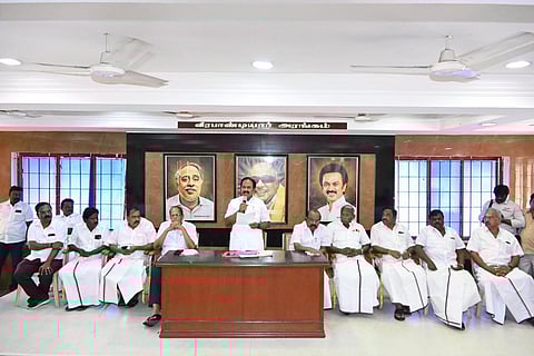 சேலம் மாநகர, மத்திய மாவட்ட செயலாளர் ராஜேந்திரன் தலைமையில் நடந்த பொது உறுப்பினர்கள் கூட்டம்