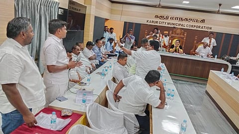 ஈரோடு கிழக்கு இடைத்தேர்தலை முன்வைத்து கரூர் மாநகராட்சி கூட்டத்தில் வாக்குவாதம்