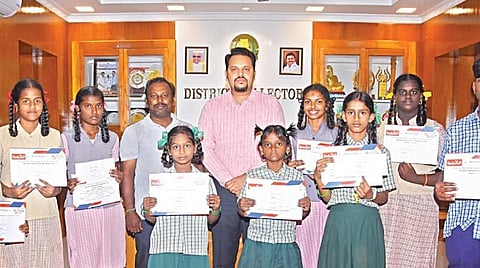 ‘இந்து தமிழ் திசை’ நாளிதழ் மற்றும் ‘வாக்கரூ’ இணைந்து பள்ளி மாணவர்களுக்காக நடத்திய போட்டிகளில் வெற்றி பெற்றவர்களுக்கு செங்கல்பட்டு மாவட்ட ஆட்சியர் ராகுல்நாத் சான்றிதழ் மற்றும் பரிசுகளை வழங்கி பாராட்டினார்.