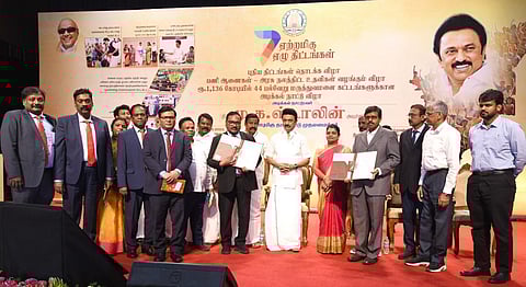 ஏற்றமிகு 7 திட்டங்களின் கீழ், சென்னையில் தூய்மை பணியாளரை தொழில்முனைவோராக ஒருங்கிணைக்கும் சிறப்பு திட்டத்தில் முதல்வர் ஸ்டாலின் முன்னிலையில் சென்னை குடிநீர் வழங்கல் வாரியம் - தலித் இந்திய வர்த்தக, தொழிற்சங்கம் இடையே புரிந்துணர்வு ஒப்பந்தம் கையெழுத்தானது. உடன் அமைச்சர்கள் கே.என்.நேரு, கீதா ஜீவன், மா.சுப்பிரமணியன், நகராட்சி நிர்வாகத் துறை செயலர் சிவ்தாஸ் மீனா, தமிழ் வளர்ச்சி, செய்தித் துறை செயலர் இரா.செல்வராஜ்.படம்: பு.க.பிரவீன்