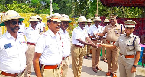 கோடை வெயிலை சமாளிக்க சேலம் ஆட்சியர் அலுவலகம் அருகே போக்குவரத்துப் பிரிவு போலீஸாருக்கு மாநகர காவல்துறை துணை ஆணையர்கள் மாடசாமி, லாவண்யா ஆகியோர் தெர்மாகோல் தொப்பிகள் மற்றும் மோர் வழங்கும் திட்டத்தை தொடக்கி வைத்தனர்.