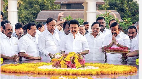 தனது 70-வது பிறந்த நாளையொயாட்டி மெரினாவில் உள்ள அண்ணா நினைவிடத்தில் நேற்று மலர்கள் தூவி மரியாதை செலுத்தினார் முதல்வர் மு.க.ஸ்டாலின். உடன், திமுக பொதுச் செயலாளர் துரைமுருகன், பொருளாளர் டி.ஆர்.பாலு மற்றும் அமைச்சர்கள் உள்ளிட்டோர்.