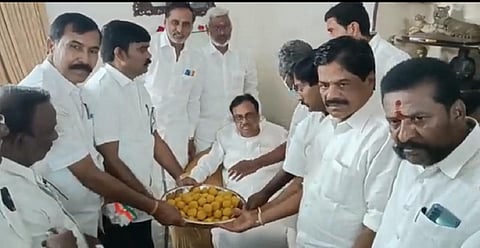 ஈவிகேஎஸ் இளங்கோவனுக்கு லட்டு வழங்கிய தொண்டர்கள்