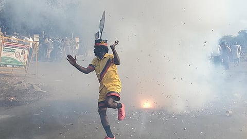 கொண்டாட்டத்தில் திமுக தொண்டர்கள் | படம்: கோவர்தன்