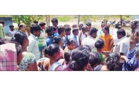 மொரப்பூர் அடுத்த போடிநாயக்கனஅள்ளி கிராமத்தில் அனுமதியின்றி அம்பேத்கர் சிலை அமைக்கக் கூடாது எனக்கூறிய வட்டாட்சியர் பெருமாள் மற்றும் அதிகாரிகளிடம் அப்பகுதி மக்கள் வாக்குவாதத்தில் ஈடுபட்டனர்.