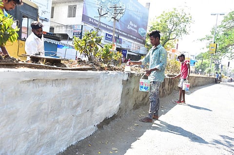 மதுரை மாநகரில் சீரமைப்புப் பணியில் தொழிலாளர்கள்