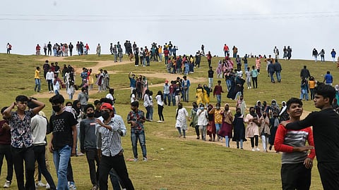 கொளுத்தும் வெயிலை சமாளிக்க கொடைக்கானலுக்கு படையெடுக்கும் பயணிகள்