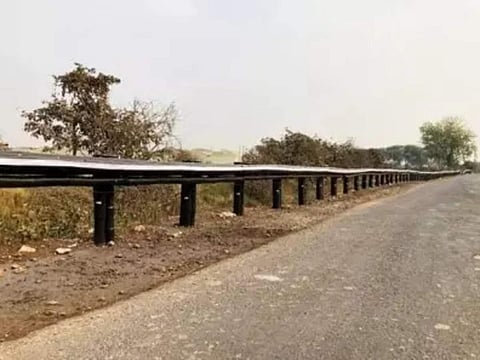 உலகில் முதல் முறையாக மகாராஷ்டிர மாநிலத்தில் நெடுஞ்சாலையில் ‘பாகுபலி’ மூங்கில் தடுப்பு