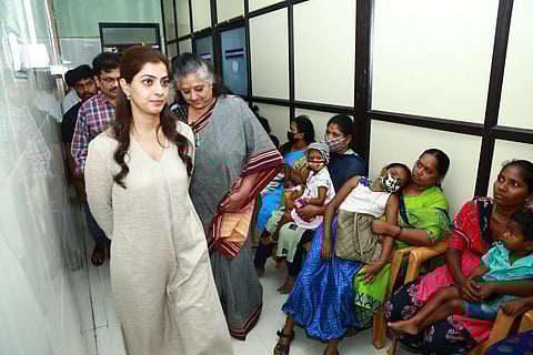 பிறந்த நாளை புற்றுநோயாளிகளுடன் சேர்ந்து கொண்டாடிய வரலட்சுமி சரத்குமார் 