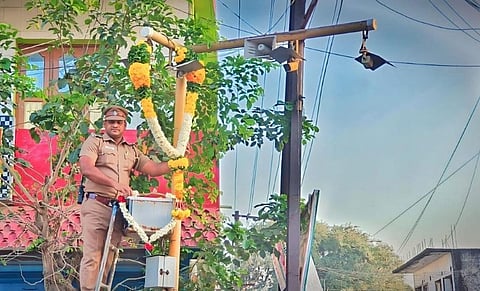 குறிஞ்சிப்பாடியில் கொலைக் குற்றவாளிகளை கண்டுபிடிக்க உதவிய  சிசிடிவி கேமராவுக்கு மாலை அணிவித்து மரியாதை செலுத்தப்பட்டது