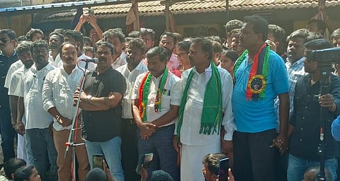 திருப்பத்தூரில் சாதி சான்றிதழ் கோரி நடந்த போராட்டத்தில் பங்கேற்று பேசிய சீமான்